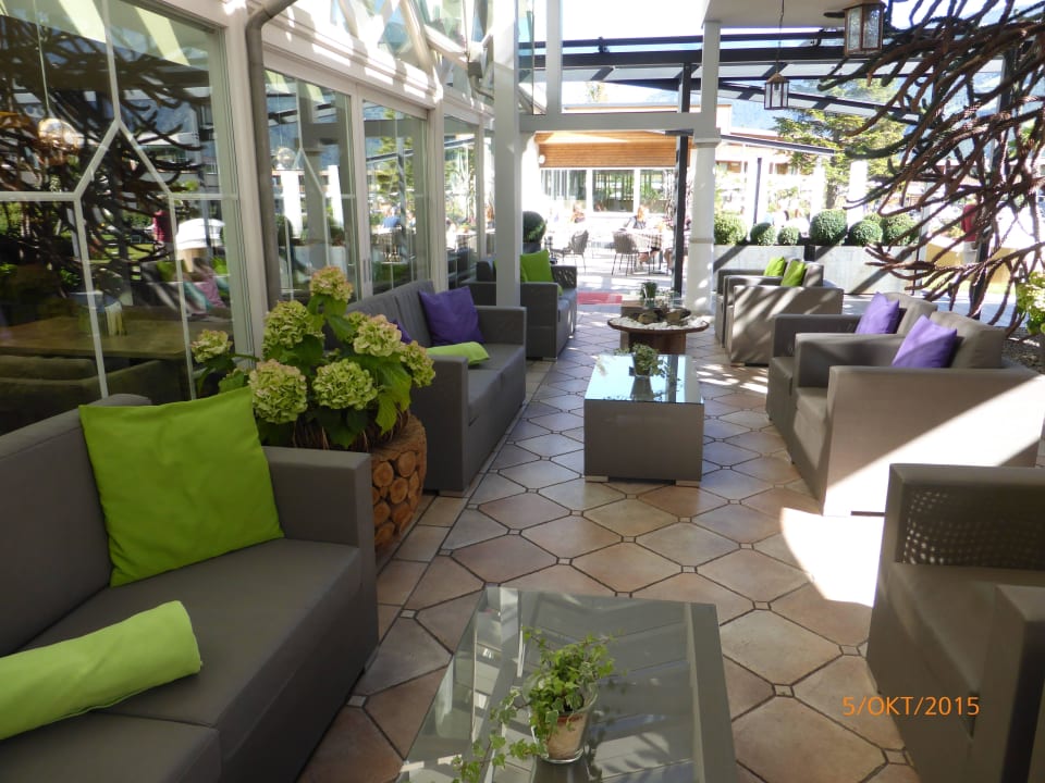 Blick auf die Terrasse Sonnen Resort