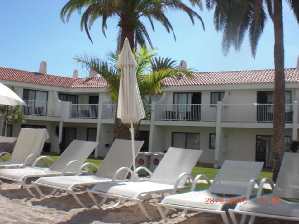 Die Liegen vor dem Pool Sunprime Atlantic View