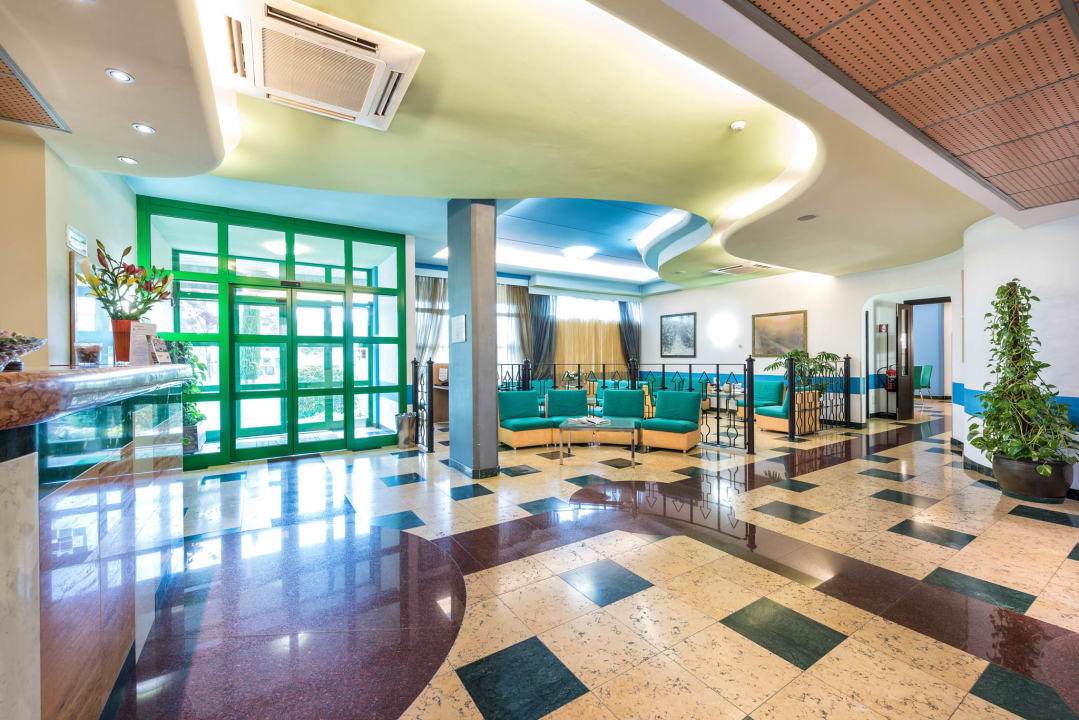 Lobby West Point Airport Hotel