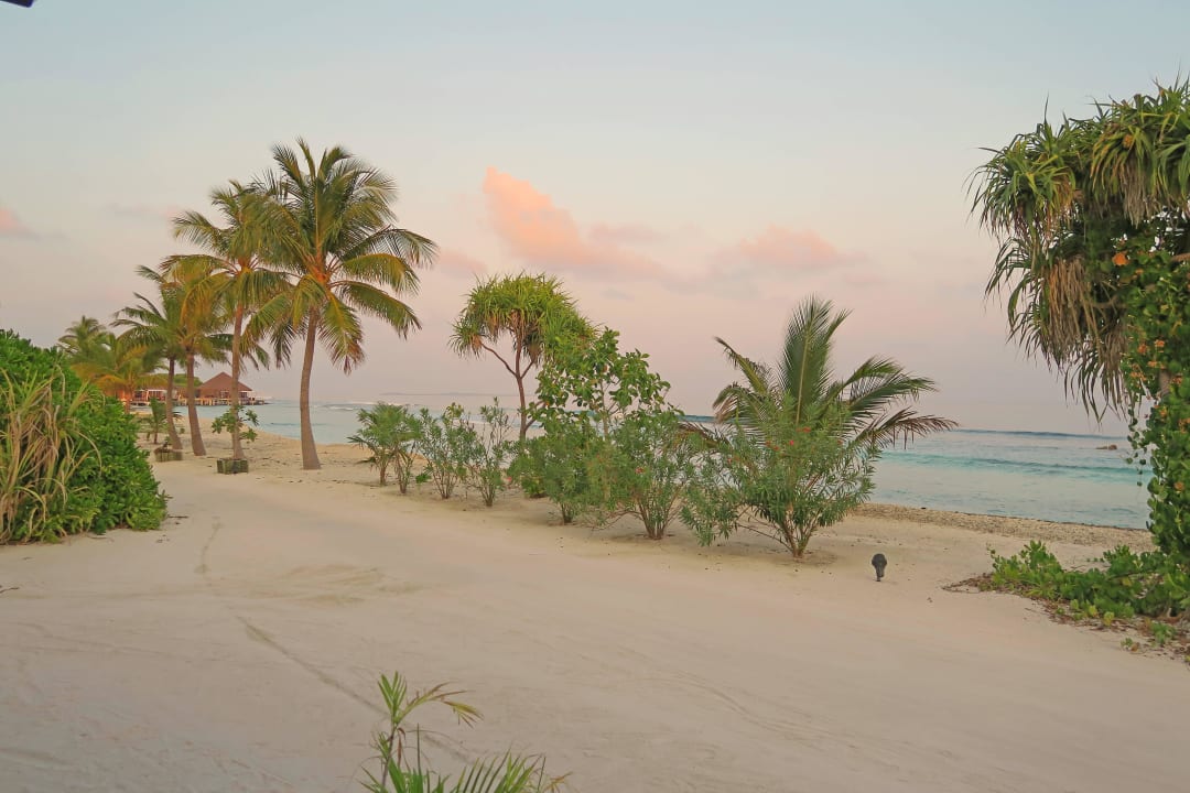 Weg Richtung Poolvillen Atmosphere Kanifushi Maldives