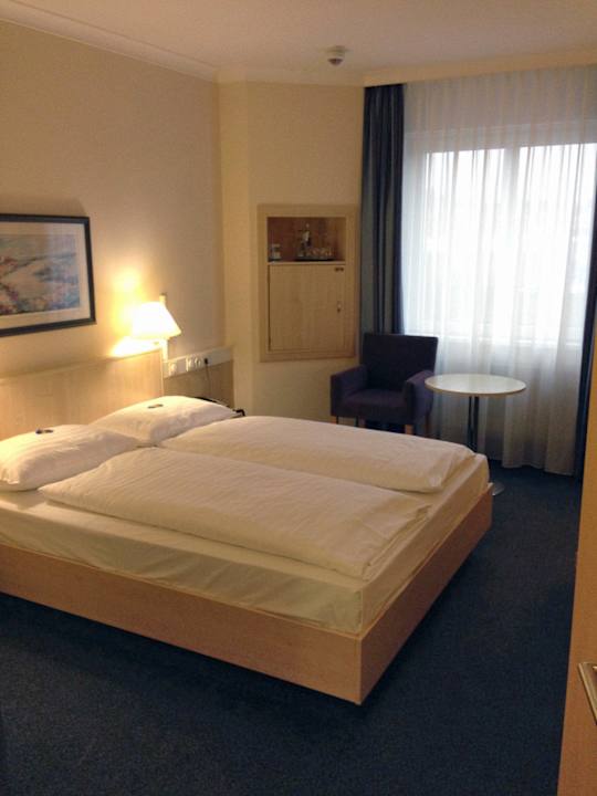 Blick aufs Bett IntercityHotel Kassel