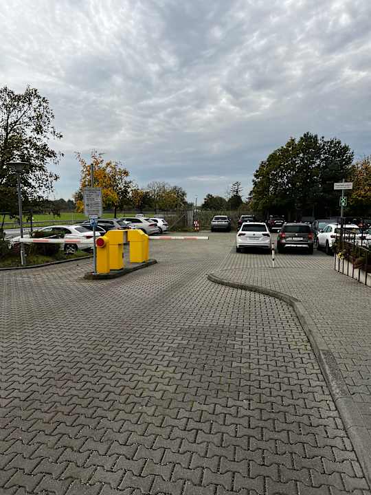 Außenansicht Holiday Inn Express Frankfurt - Airport