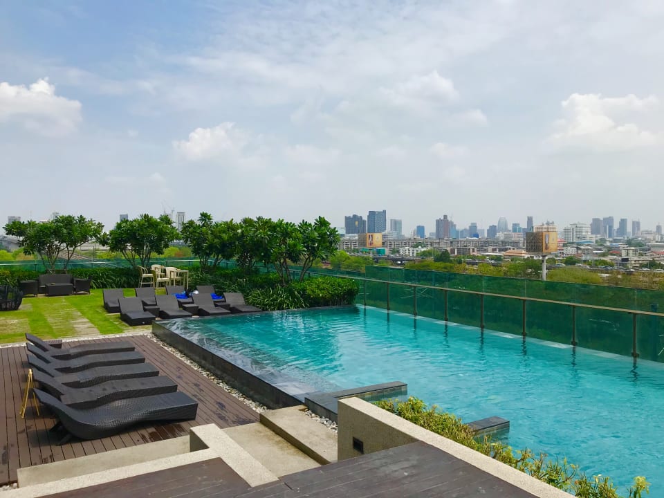 Pool Mercure Bangkok Makkasan