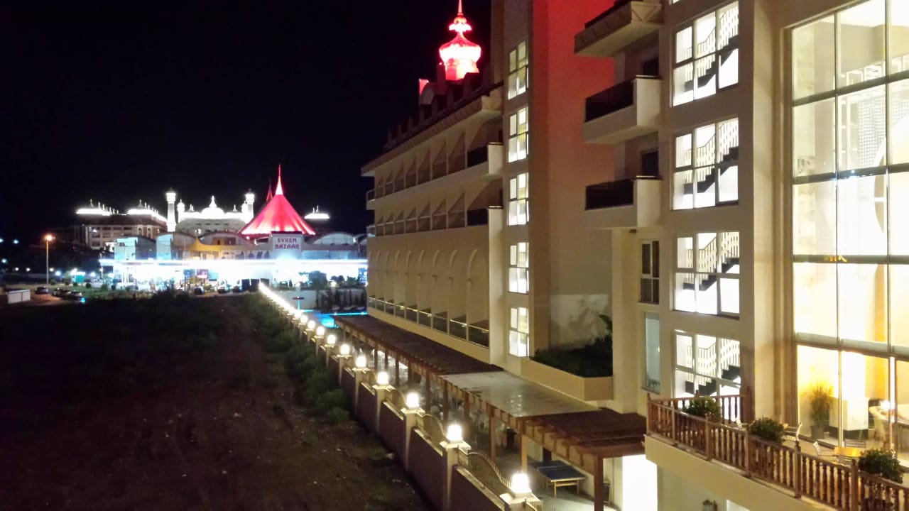 Uitzicht over o.a. het braakliggende terrein. Well Palace Side