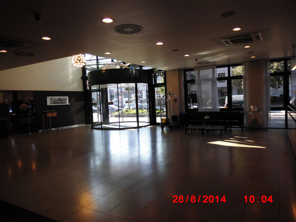 Lobby Hotel NH Hamburg Altona