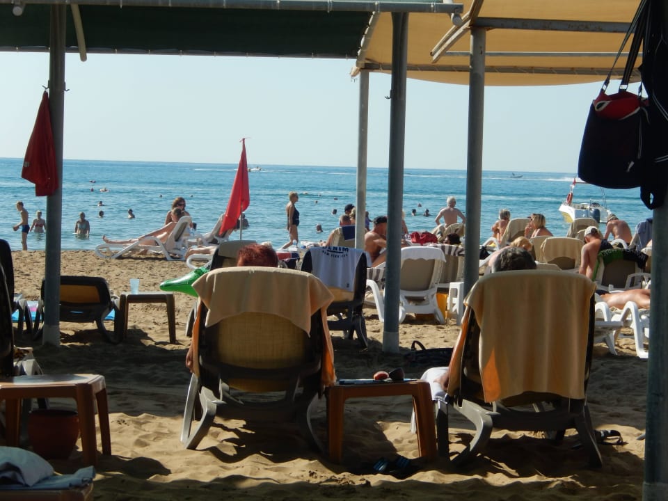 Sand Strand mit Liegen Port Side Resort Hotel