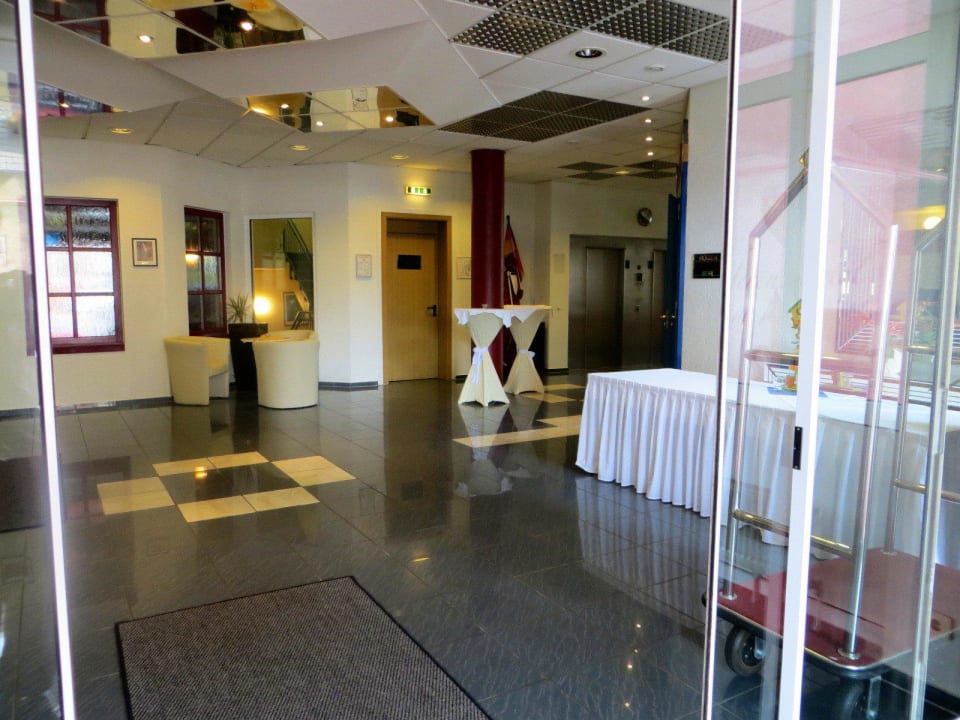 Tagungsstehtische in der Lobby Hotel Ysenburger Hof