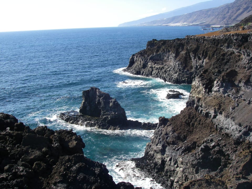 Felsküste vor dem Hotel La Palma Princess