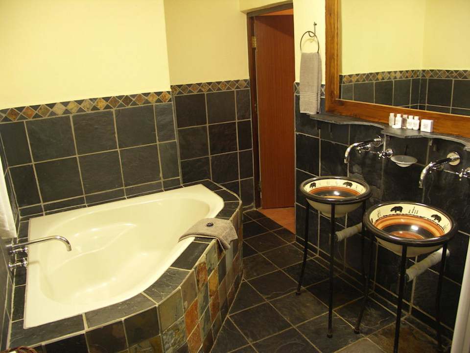 Badezimmer. Hotel Zulu Nyala Game Lodge