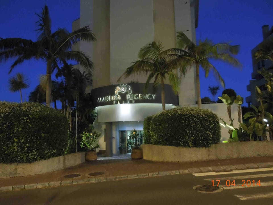 Hoteleingang Abends Hotel Madeira Regency Cliff