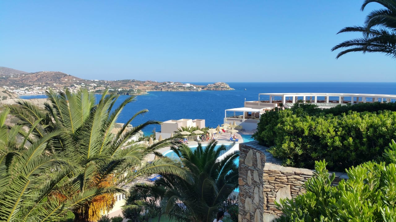 Blick über den Hauptpool aufs Meer Athina Palace Resort & Spa