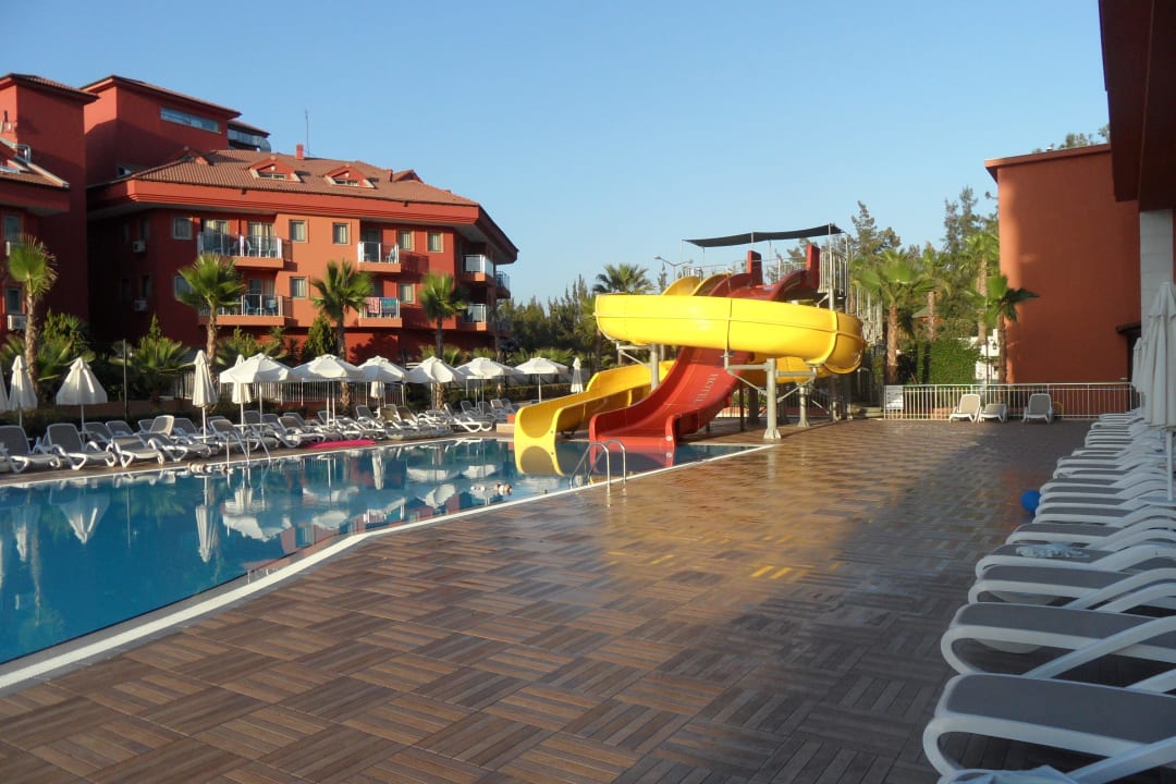 2 Pool, kaum Sonne und Wasser sehr kalt Club Side Coast