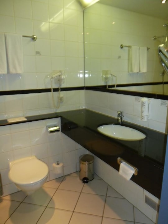 Badezimmer mit wackeligen WC Scandic Wrocław