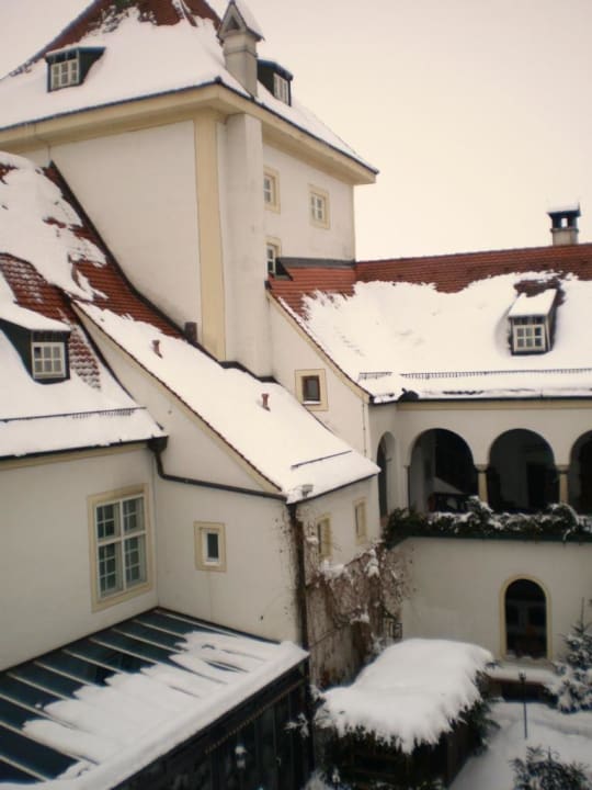 Innenhof Schloßhotel Neufahrn Schlosshotel Neufahrn
