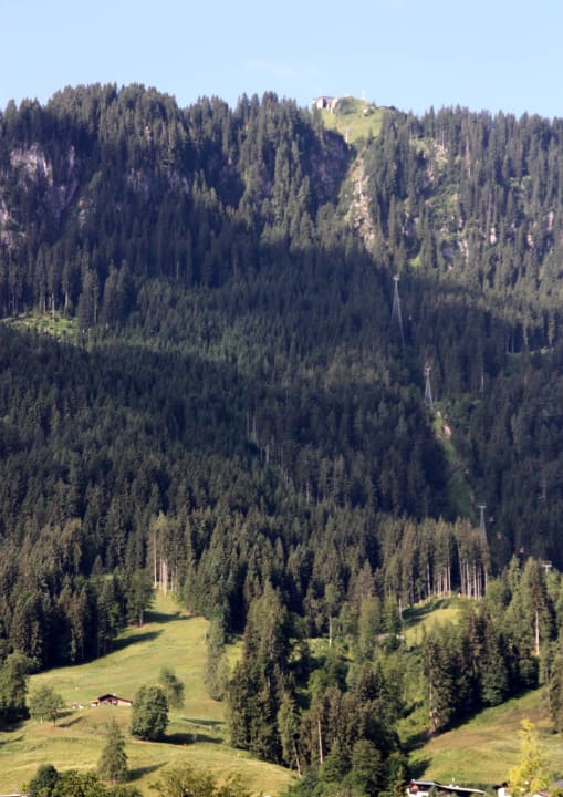 "Hahnenkamm" vom Pool aus gesehen Hotel Schwarzer Adler