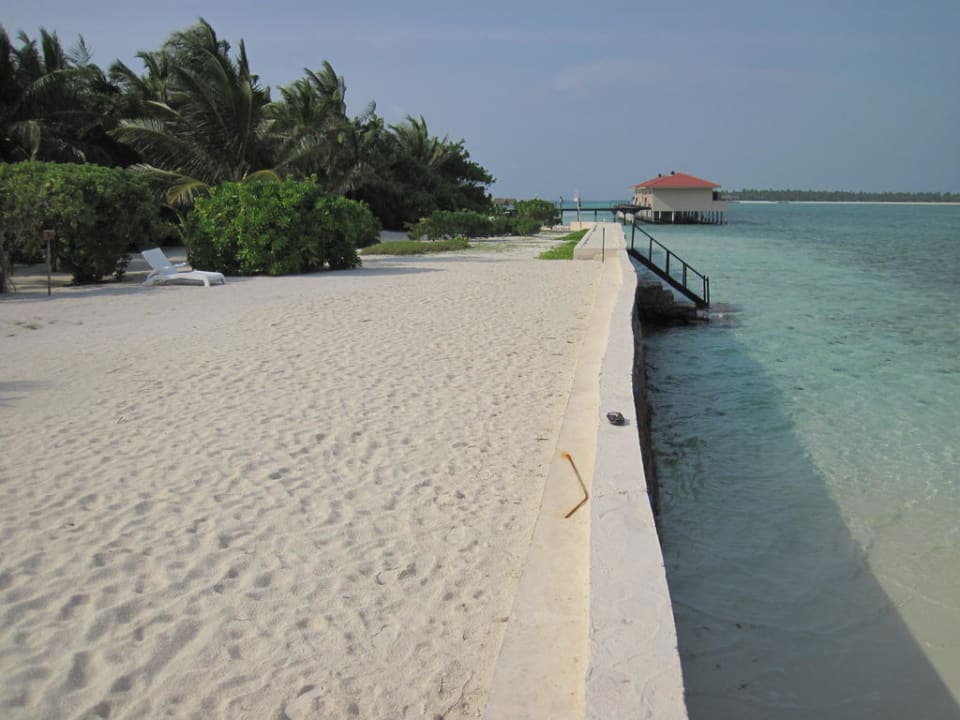 Mauer an der Westseite Summer Island Maldives