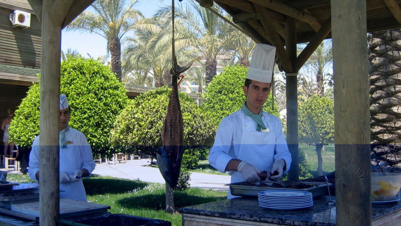 Koch vor der Poseidonbar Sunis Kumköy Beach Resort Hotel & Spa