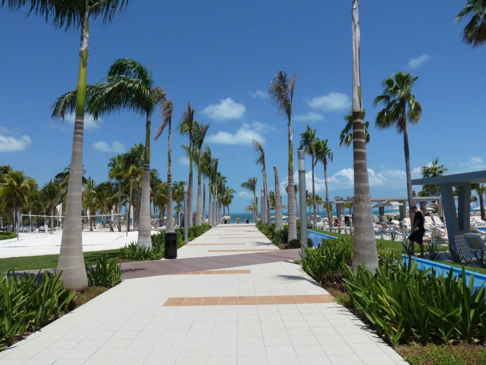 Auf dem Weg zum Strand Hotel Riu Palace Peninsula