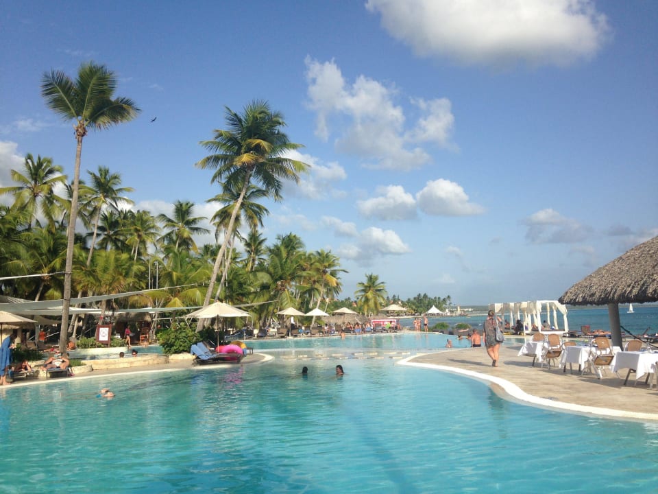 Ruhige Poolanlage am Restaurant "La Roca" Hotel Viva Dominicus Beach by Wyndham - All Inclusive Resort