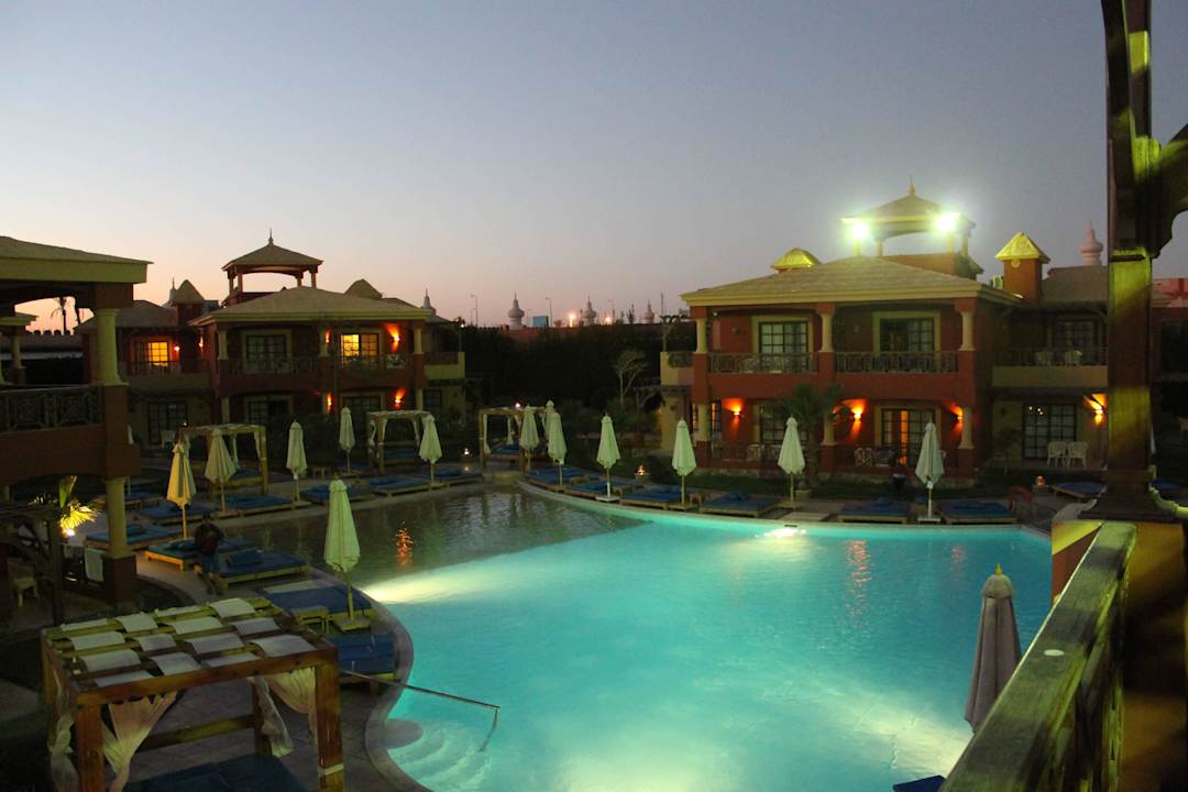 Einer der Pools am Abend Pickalbatros Alf Leila Wa Leila Resort - Neverland Hurghada