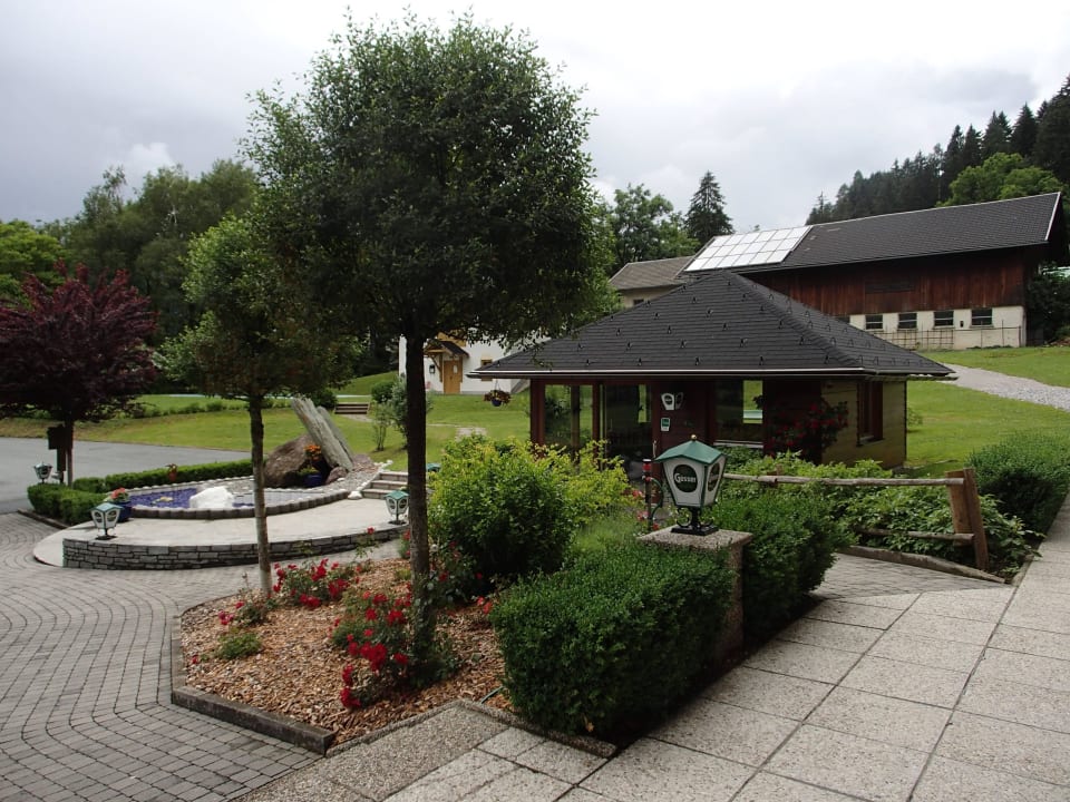 Blick auf Pavillon und Garage  Gasthof Pension Birkenhof