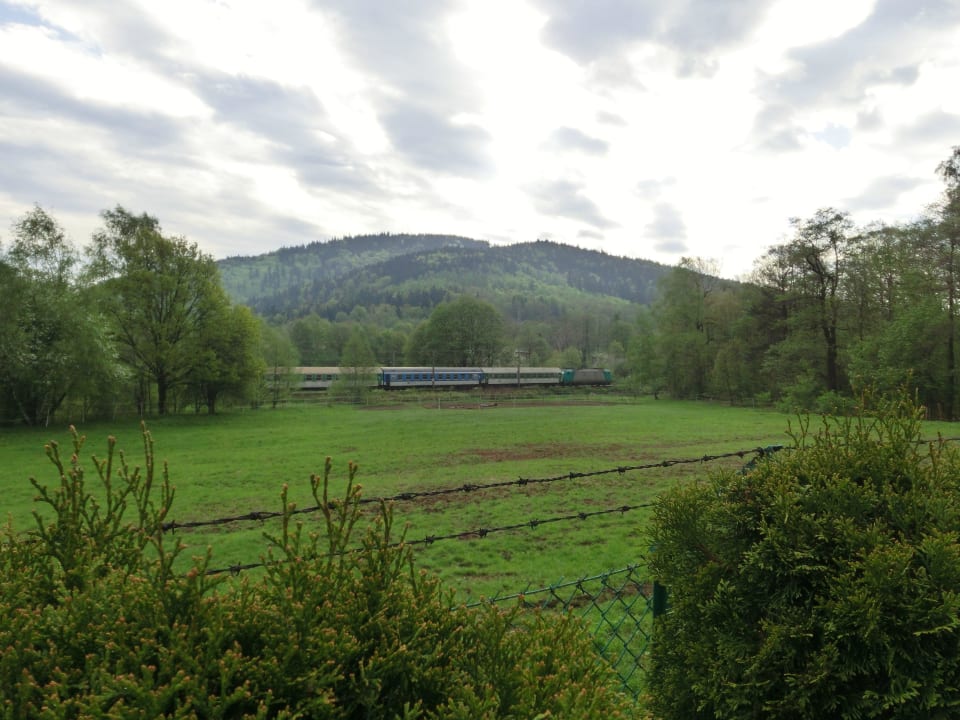 Ранним утром, а то и посреди ночи Вас разбудит ж/д Hotel Stara Szmergielnia