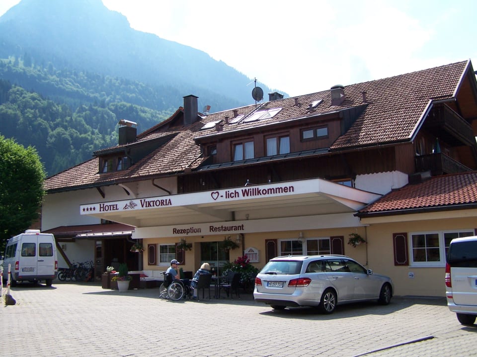 Rückansicht mit Eingang / Lobby / Sitzgelgenheiten Familien- und Wellnesshotel Viktoria