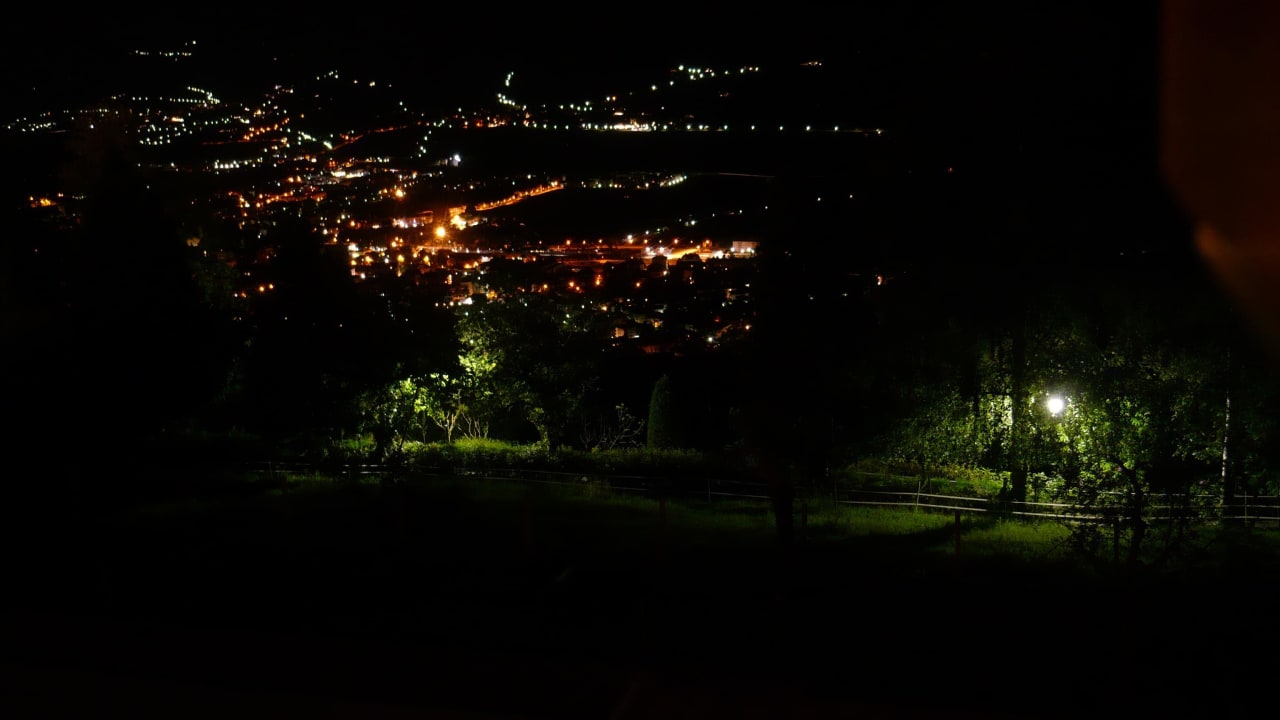 Blick auf Meran bei Nacht vom Balkon Panoramahotel Am Sonnenhang