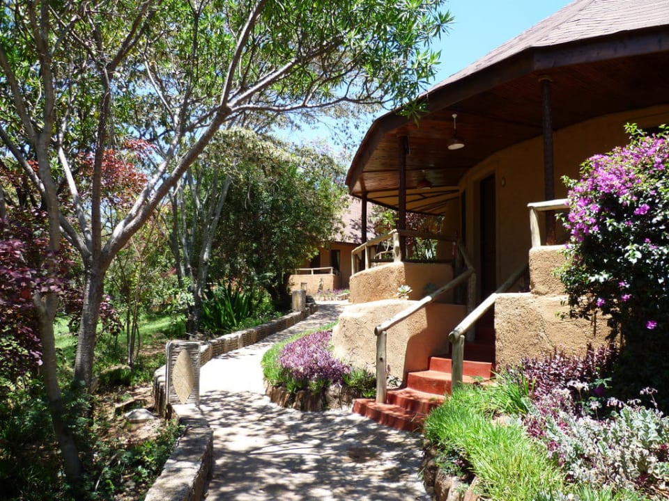 Bungalow von aussen mit eigener Terrasse Hotel Masai Mara Sopa Lodge