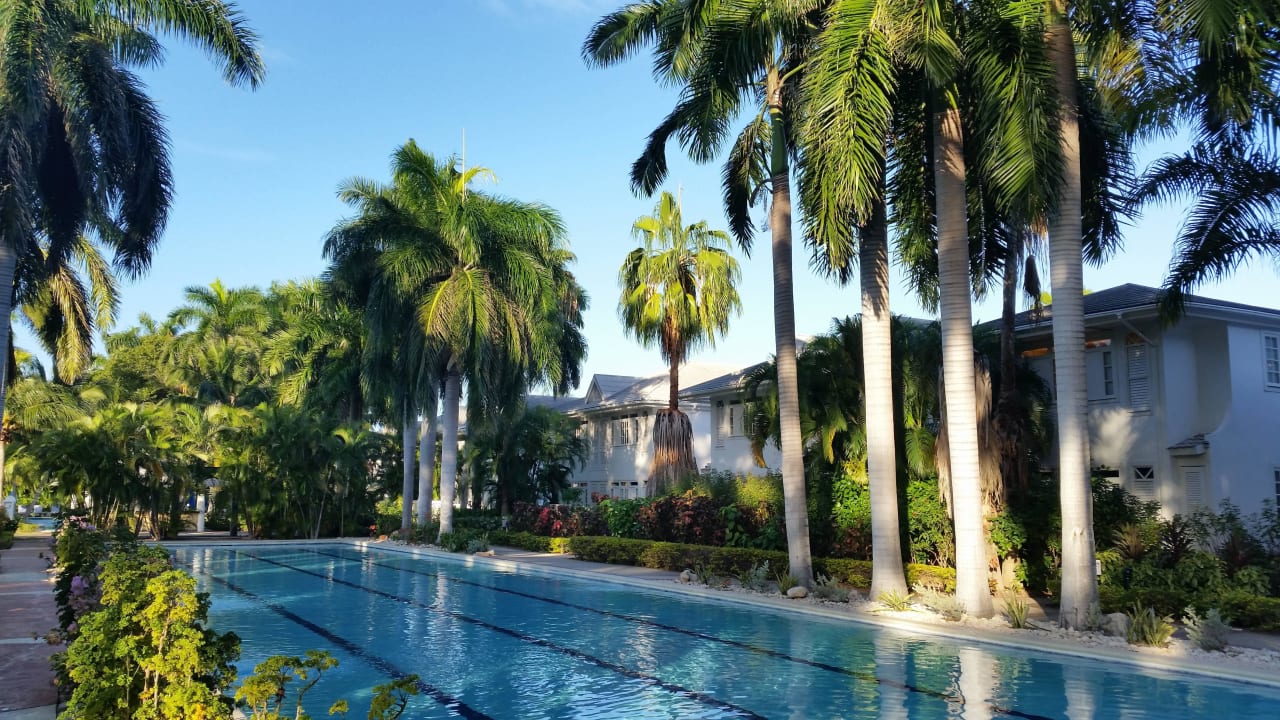 Pool bei den Villen Half Moon