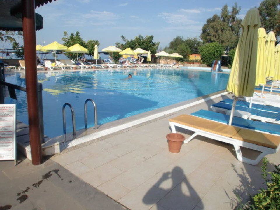 Großer Pool bei Tag Senza Sunset Beach Hotel