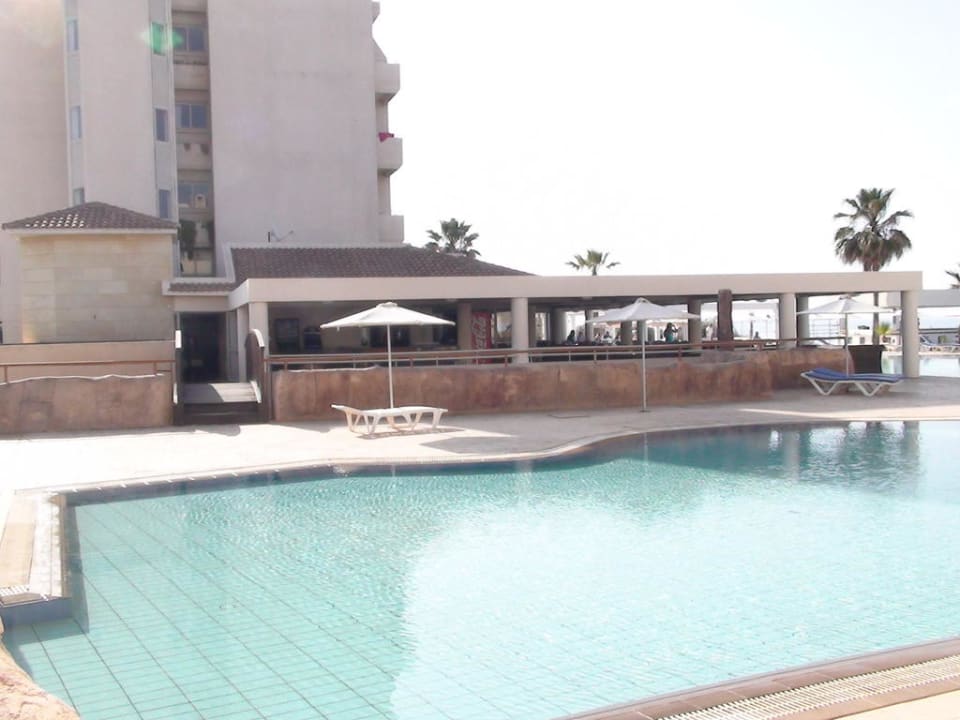 Basen i restauracja Piere Anne Beach Hotel