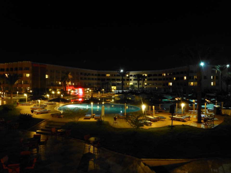 Pool bei Nacht Beach Albatros Resort