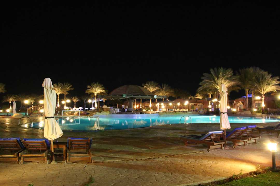 Hauptpool am Abend Swisstouch Oriental Resort Marsa Alam