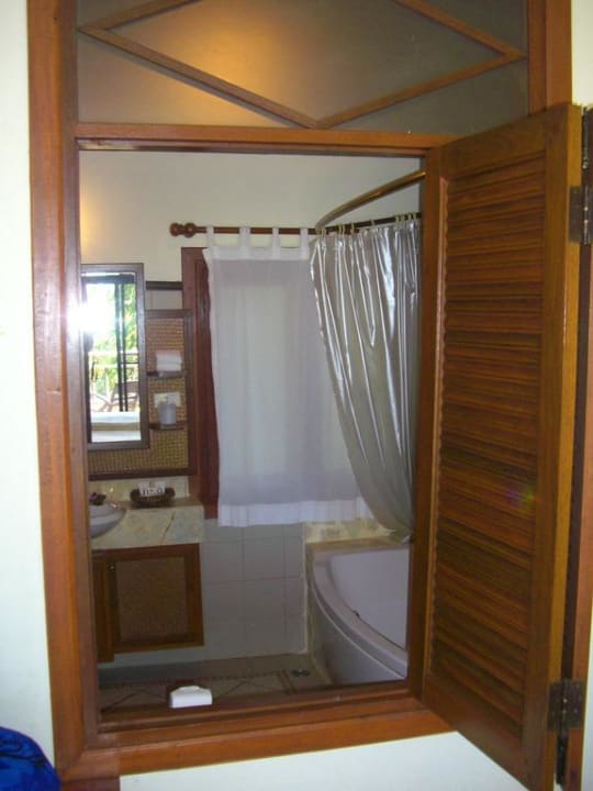 Blick vom Standardzimmer ins Bad Moracea by Khao Lak Resort