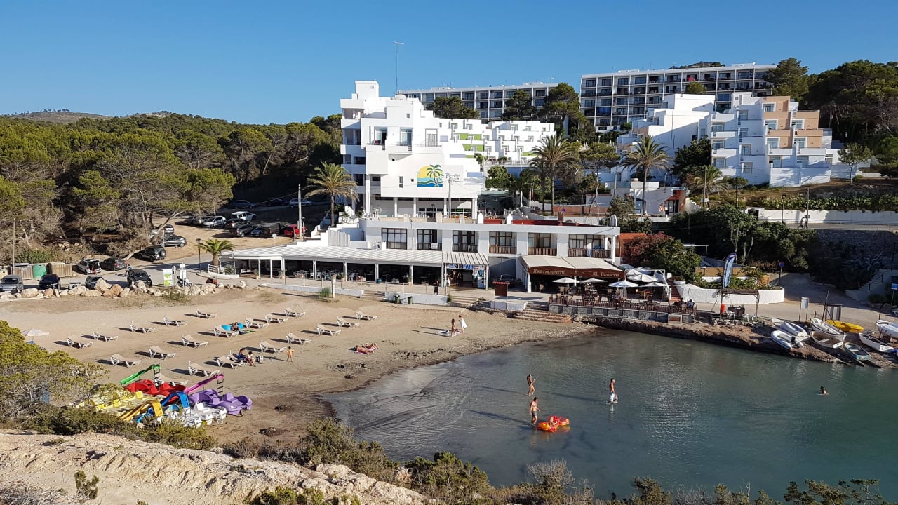 Blick über die Bucht aufs Hotel Barceló Portinatx - Adults only