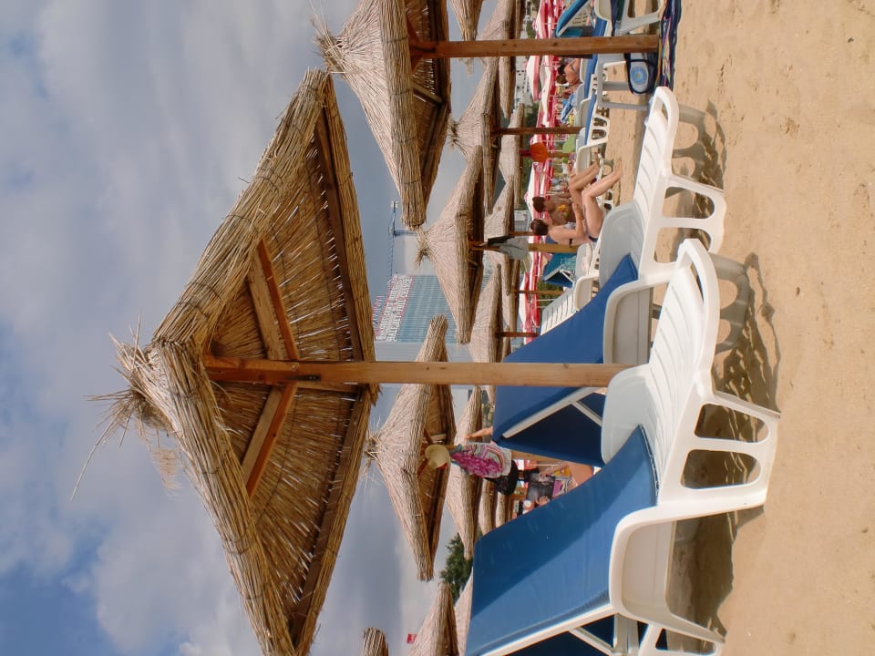 2 Liegen und 1 Schirm 24Leva/ca.12 Euro Odessos Park Hotel