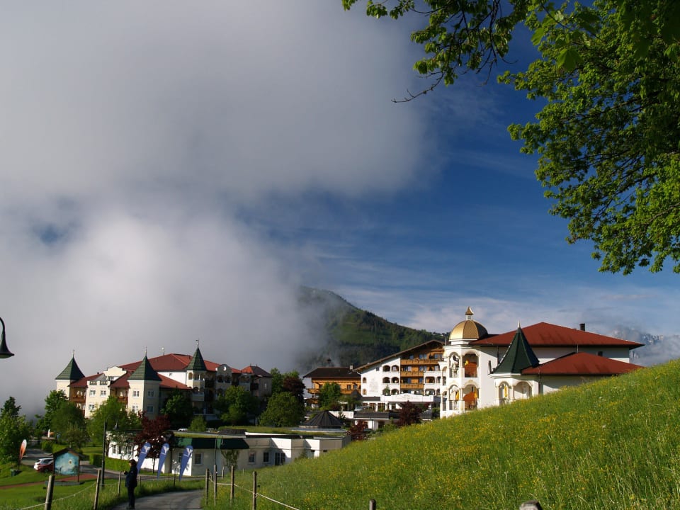 Peternhof (links Kaiser-, rechts Romantikschlössl) Wohlfühlresort Peternhof