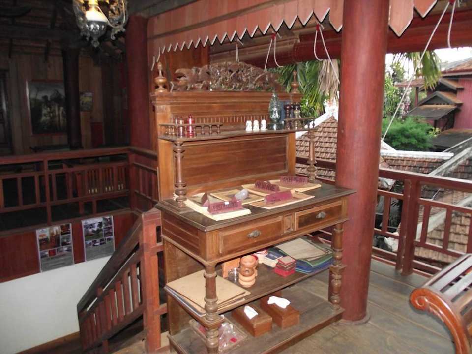 Auch im Restaurant - alte originale Khmer-Möbel Hotel Terres Rouges Lodge