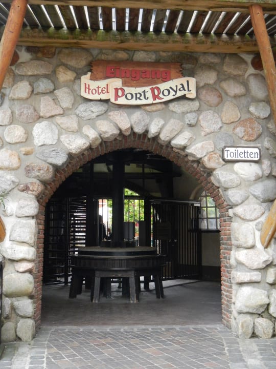 Eingang zum Hotel aus dem Park - nur für Gäste Heide Park Abenteuerhotel