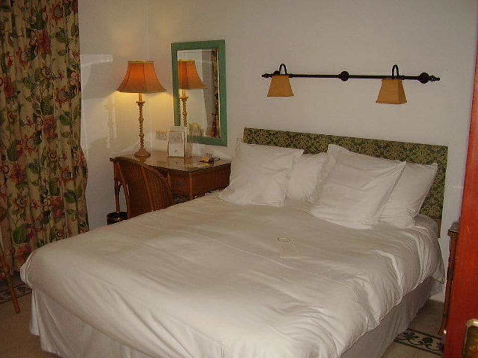 Bed The Phoenicia Malta