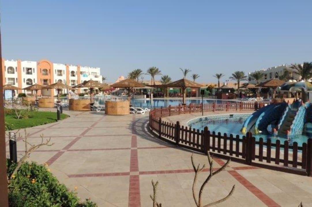 Blick vom Balkon zum Familienpool SUNRISE Royal Makadi Resort