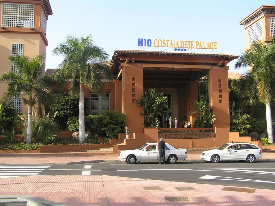 Wejście do hotelu H10 Costa Adeje Palace
