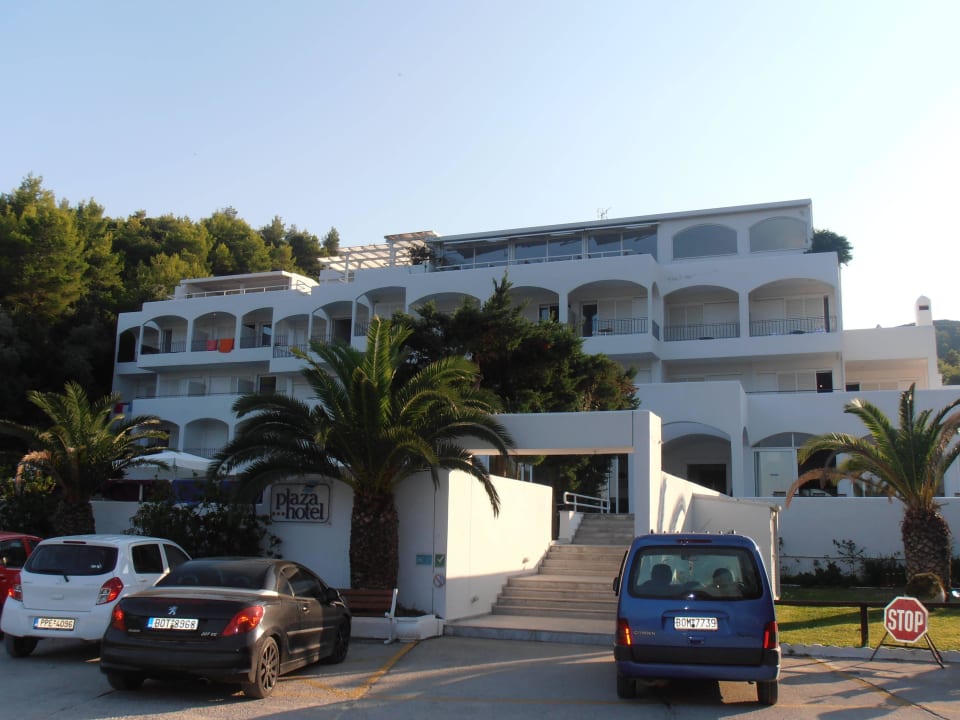 Hoteleingang Radisson Resort Plaza Skiathos
