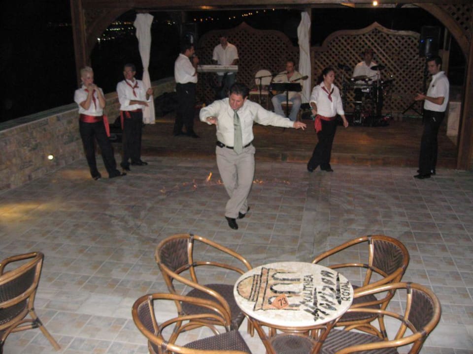 Maitre Savvas tanzt im Feuerkreis... Hotel Kalithea Horizon Royal