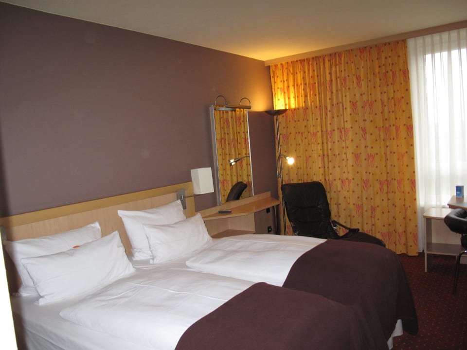 Blick ins Zimmer... Hotel NH Leipzig Messe