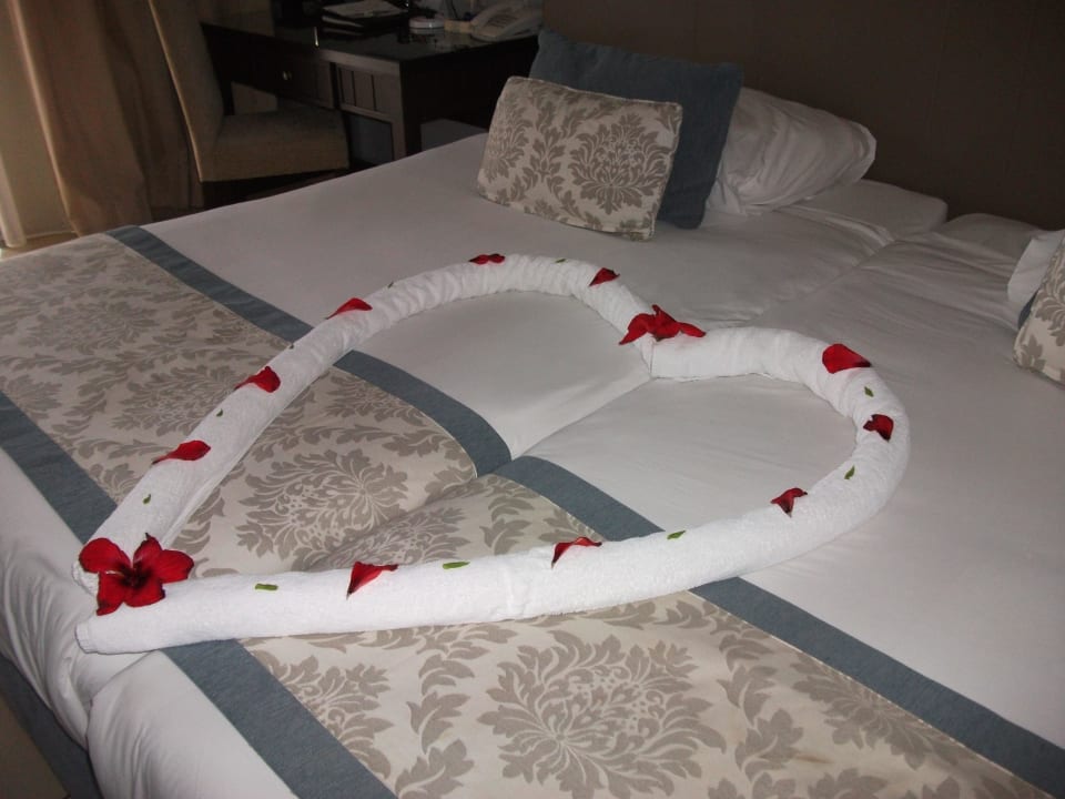 Liebevoll dekoriertes Bett JAZ Aquamarine Resort