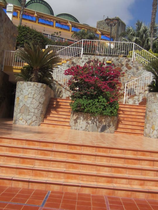 Blick vom Pool zur Bar und Restaurant Club Hotel Drago Park