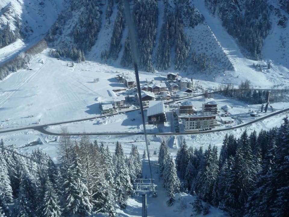 Blick vom Skilift (Riffelseebahn) auf Mandarfen Verwöhnhotel Wildspitze
