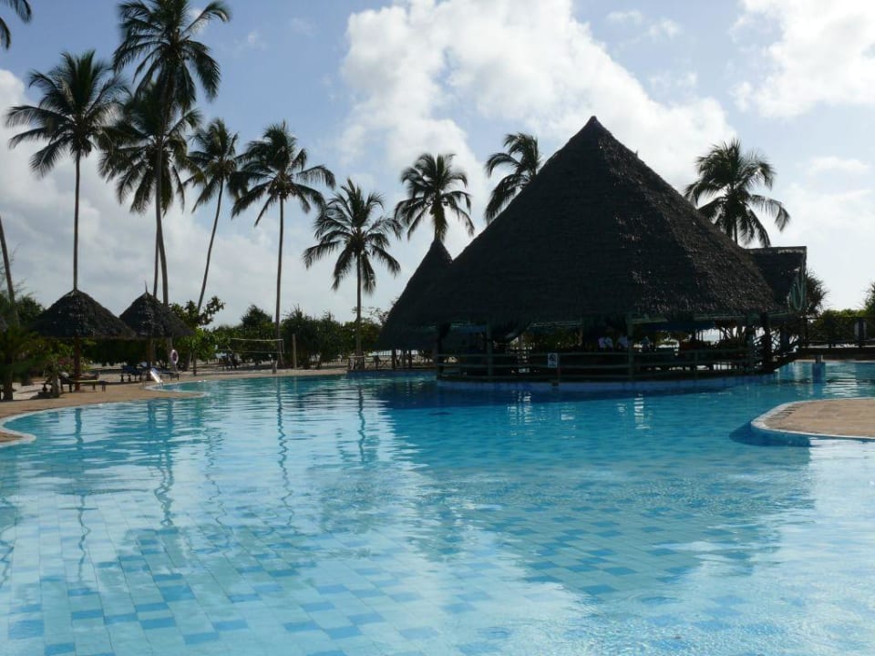 Pool mit Msafiri Snack Bar Neptune Pwani Beach Resort & Spa